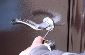 Замена дверной ручки металлической двери в Архангельске