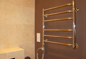 Установка электрического полотенцесушителя в ванной в Архангельске